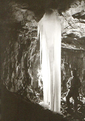 Concrétion de glace à la grotte
                Chevalier