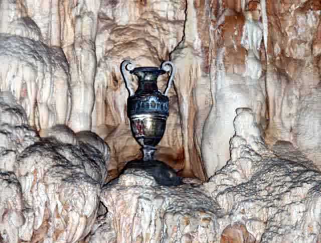 L'urne de Robert De Joly,
        déposée dans l'aven d'Orgnac